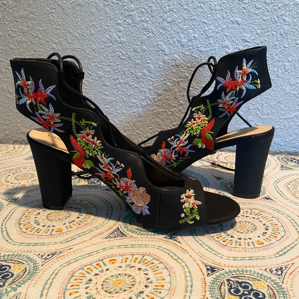 Women's Sz 11 Floral Embroidered Lace Up Peep Toe Heels - Picture 3 of 5